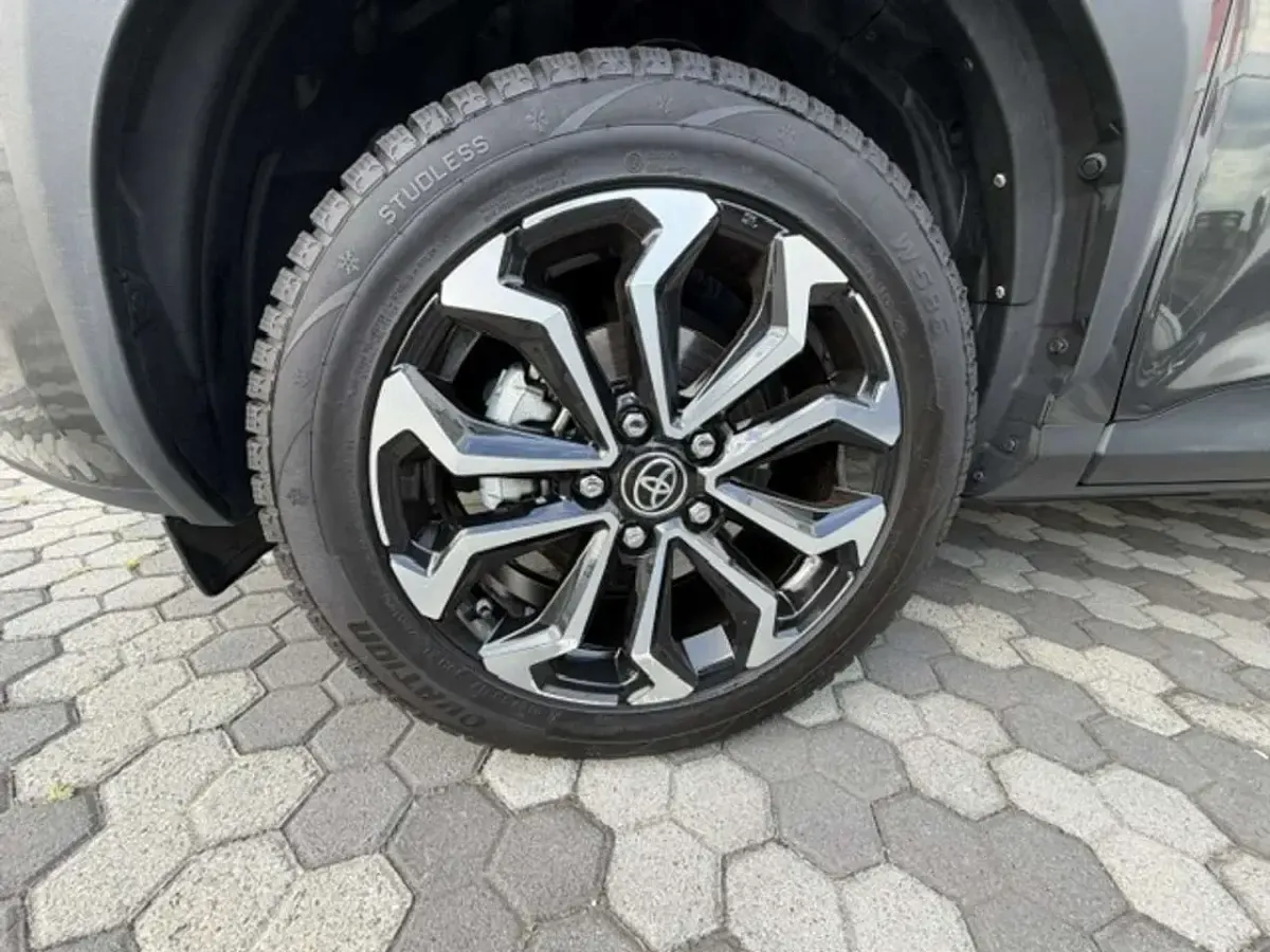 Usata Toyota Yaris Cross Trend 92 CV (67 kW) 2022 Dark grey met SUV