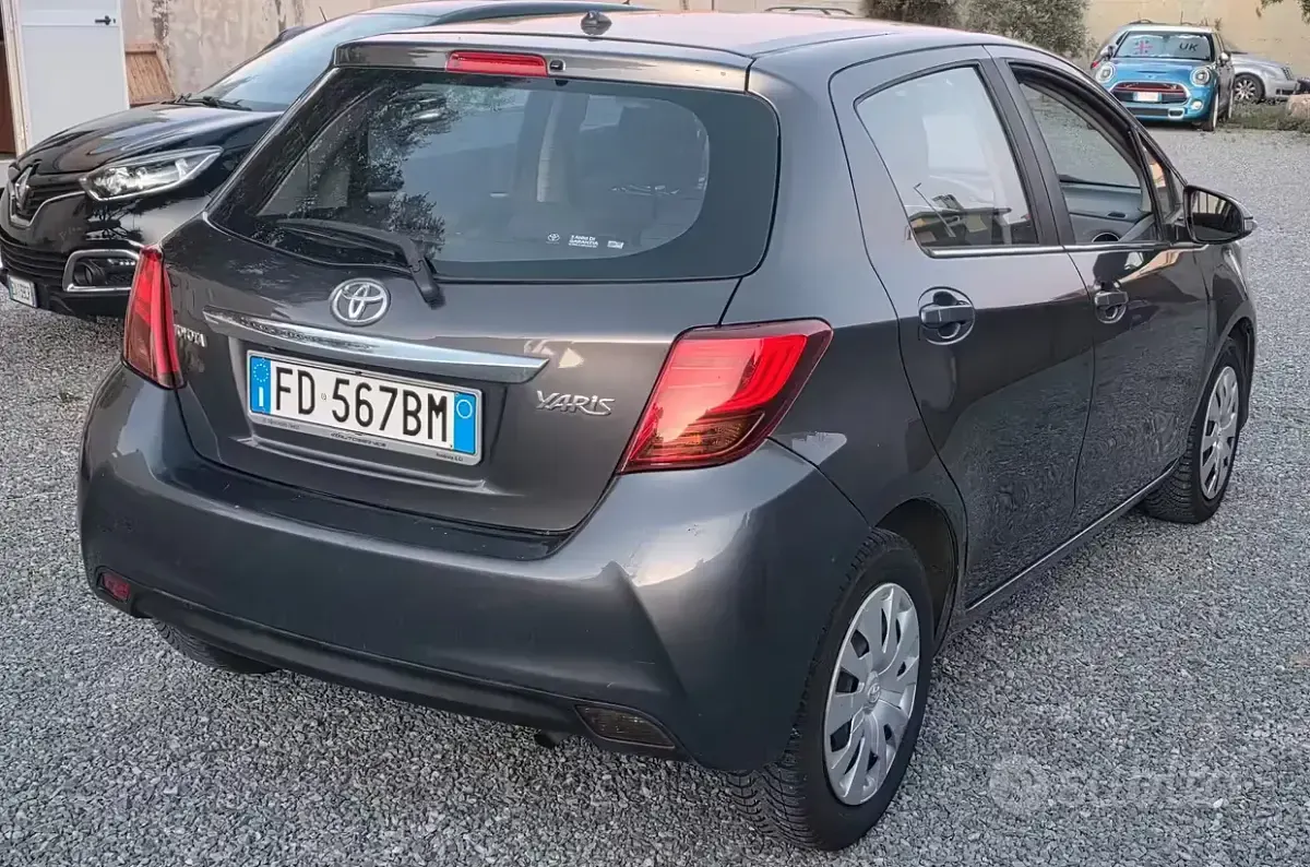 Usata Toyota Yaris 69 CV (50 kW) 2017 Grigio Utilitaria