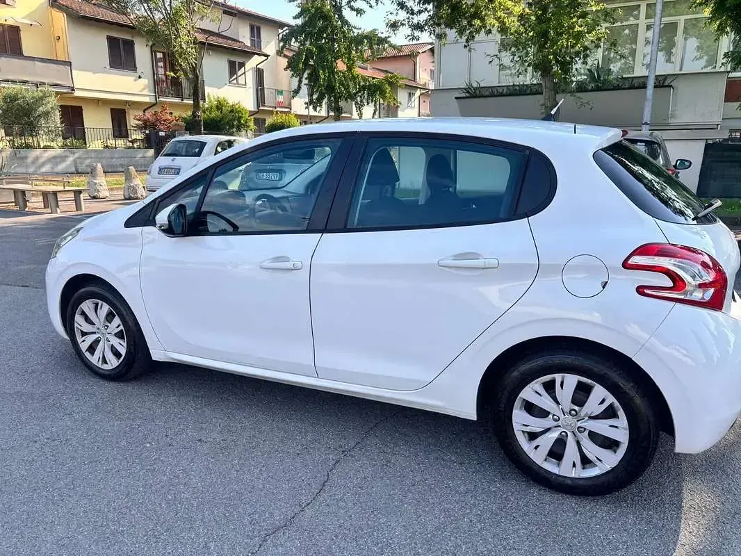 Usata Peugeot 208 Active 68 CV (50 kW) 2014 Bianco Utilitaria