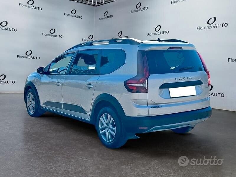 Usata Dacia Jogger Comfort 101 CV (74 kW) 2022 Grigio Monovolume