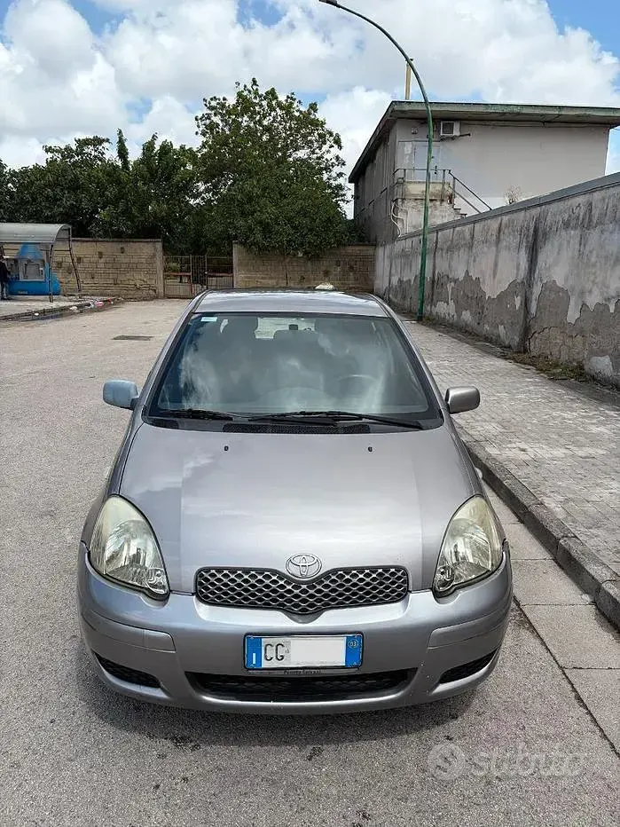 Second-hand Toyota Yaris 75 CP (55 kW) 2003 Gri Hatchback