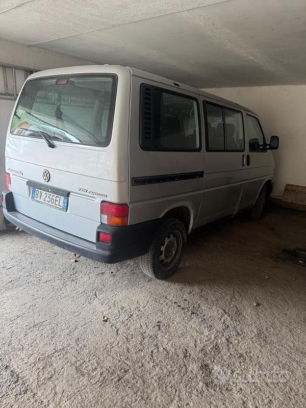 Usata VW Caravelle 102 CV (75 kW) 2001 Grigio Monovolume