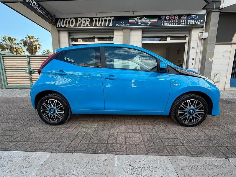 Usata Toyota Aygo Connect Style 72 CV (52 kW) 2020 Blu Utilitaria