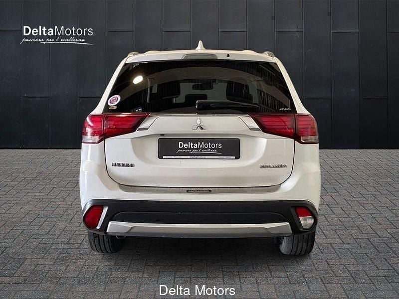 Usata Mitsubishi Outlander Instyle 150 CV (110 kW) 2018 Bianco SUV