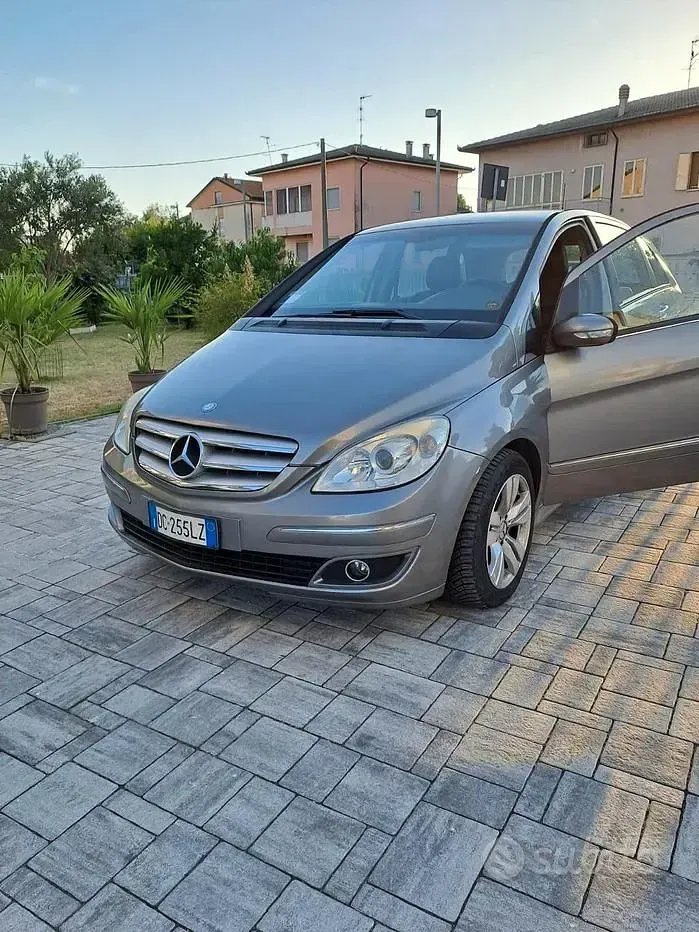 Usata Mercedes B200 140 CV (102 kW) 2006 Grigio Monovolume