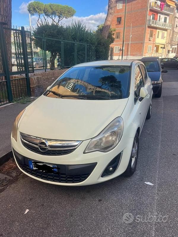 Usata Opel Corsa 65 CV (47 kW) 2012 Bianco Berlina