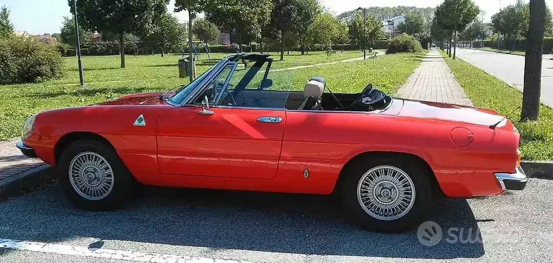 Usata Alfa Romeo 2000 128 CV (94 kW) 1981 Rosso Cabrio