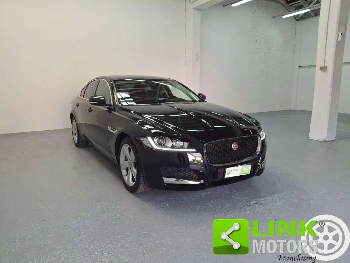 Usata Jaguar XF Prestige 179 CV (131 kW) 2017 Nero Berlina