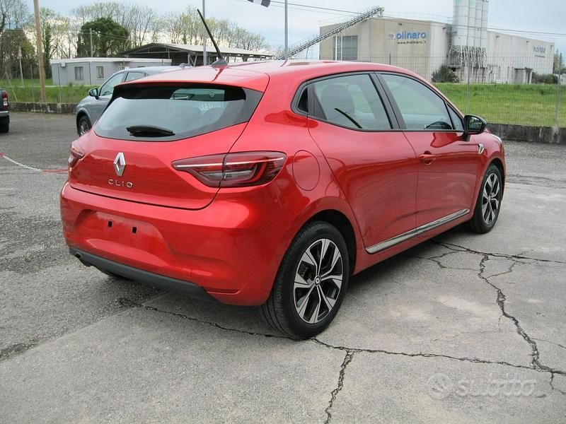 Käytetty Renault Clio V LIMITED 66 HP (48 kW) 2021 Punainen Sedan