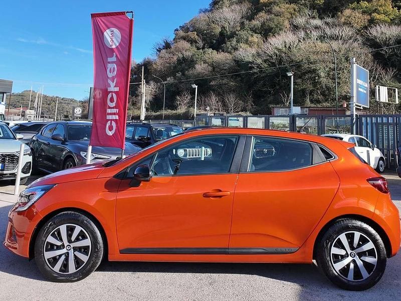 Usata Renault Clio V SE 67 CV (49 kW) 2023 Orange valencia metallizzato Berlina