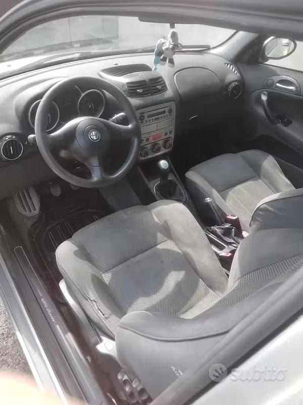 Usata Alfa Romeo 147 105 CV (77 kW) 2003 Grigio Utilitaria