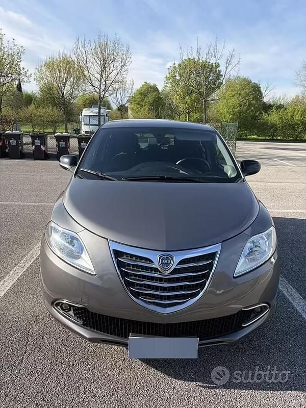 Usata Lancia Ypsilon Gold 69 CV (50 kW) 2013 Grigio Utilitaria