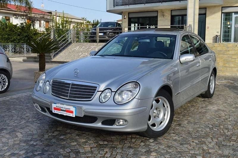 Usata Mercedes E220 Classic 150 CV (110 kW) 2004 Argento Berlina