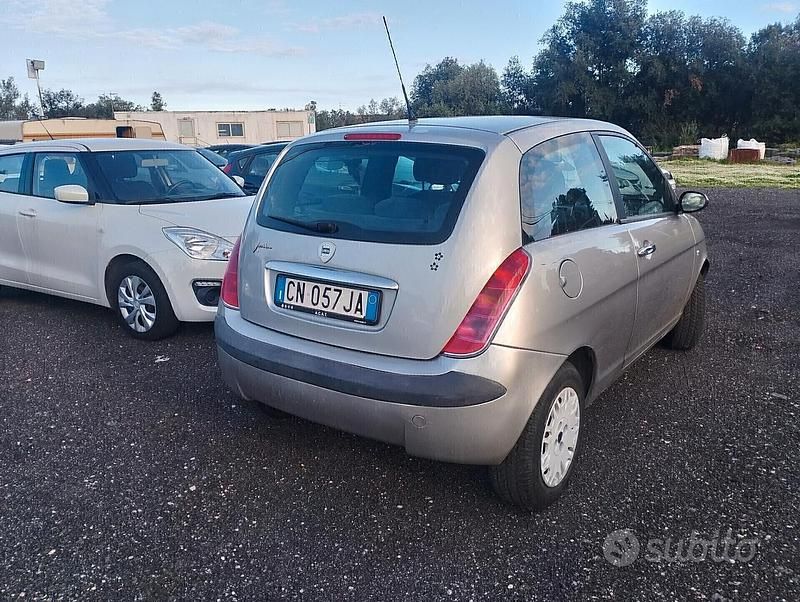 Usata Lancia Ypsilon 60 CV (44 kW) 2004 Grigio Utilitaria