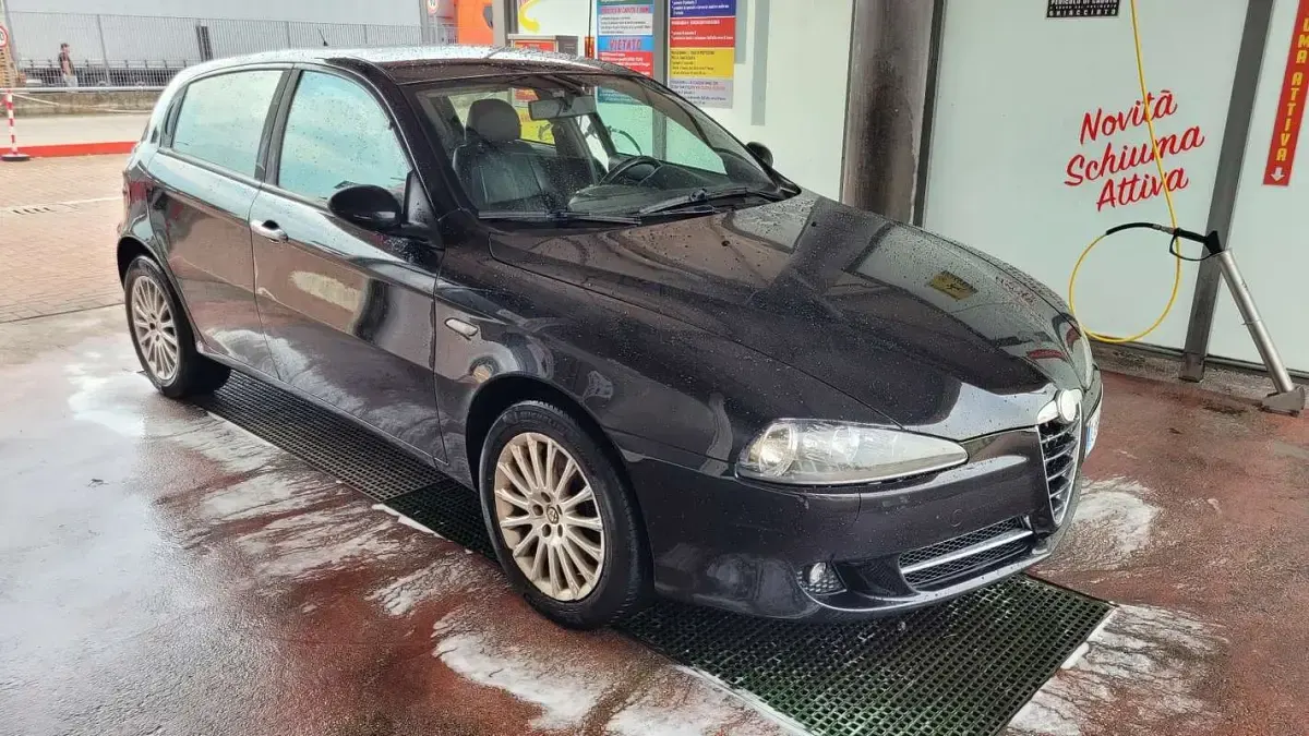 Usata Alfa Romeo 147 Distinctive 120 CV (88 kW) 2007 Nero Utilitaria
