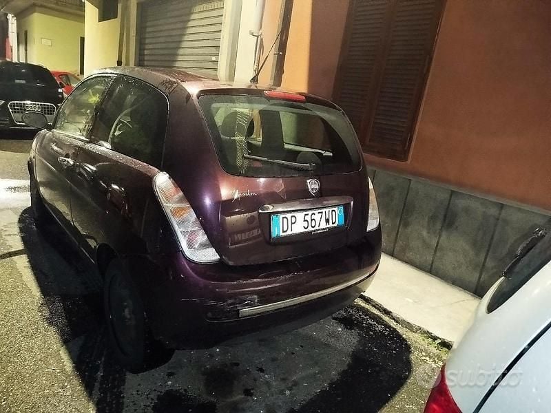 Usata Lancia Ypsilon 60 CV (44 kW) 2014 Rosso Utilitaria