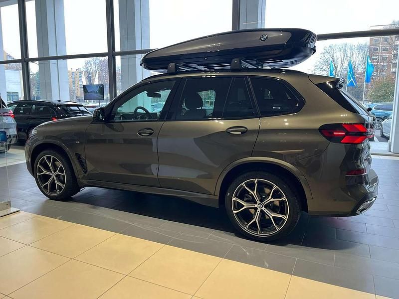 Nuova BMW X5 M Sport 298 CV (219 kW) 2025 Manhattan metallic SUV