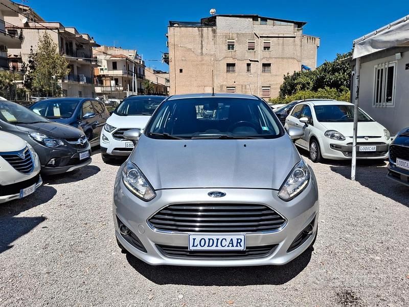 Usata Ford Fiesta Titanium 75 CV (55 kW) 2013 Grigio Utilitaria
