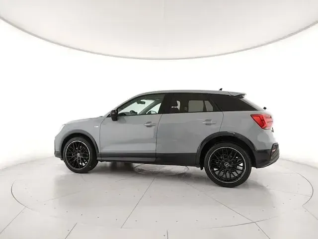 Usata Audi Q2 Ambiente 150 CV (110 kW) 2022 1x grigio freccia effetto perla SUV