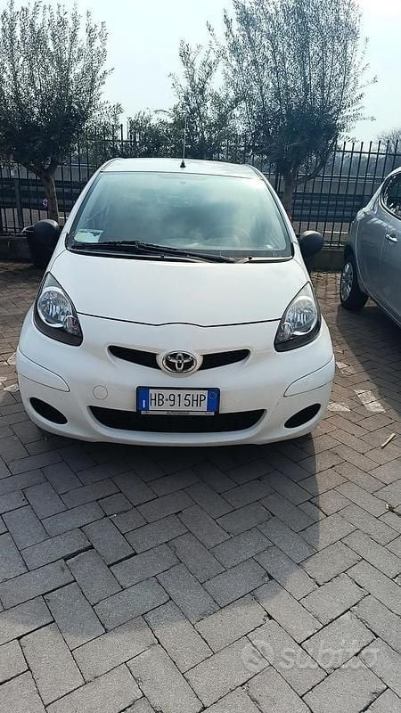 Usata Toyota Aygo 67 CV (49 kW) 2011 Bianco Utilitaria