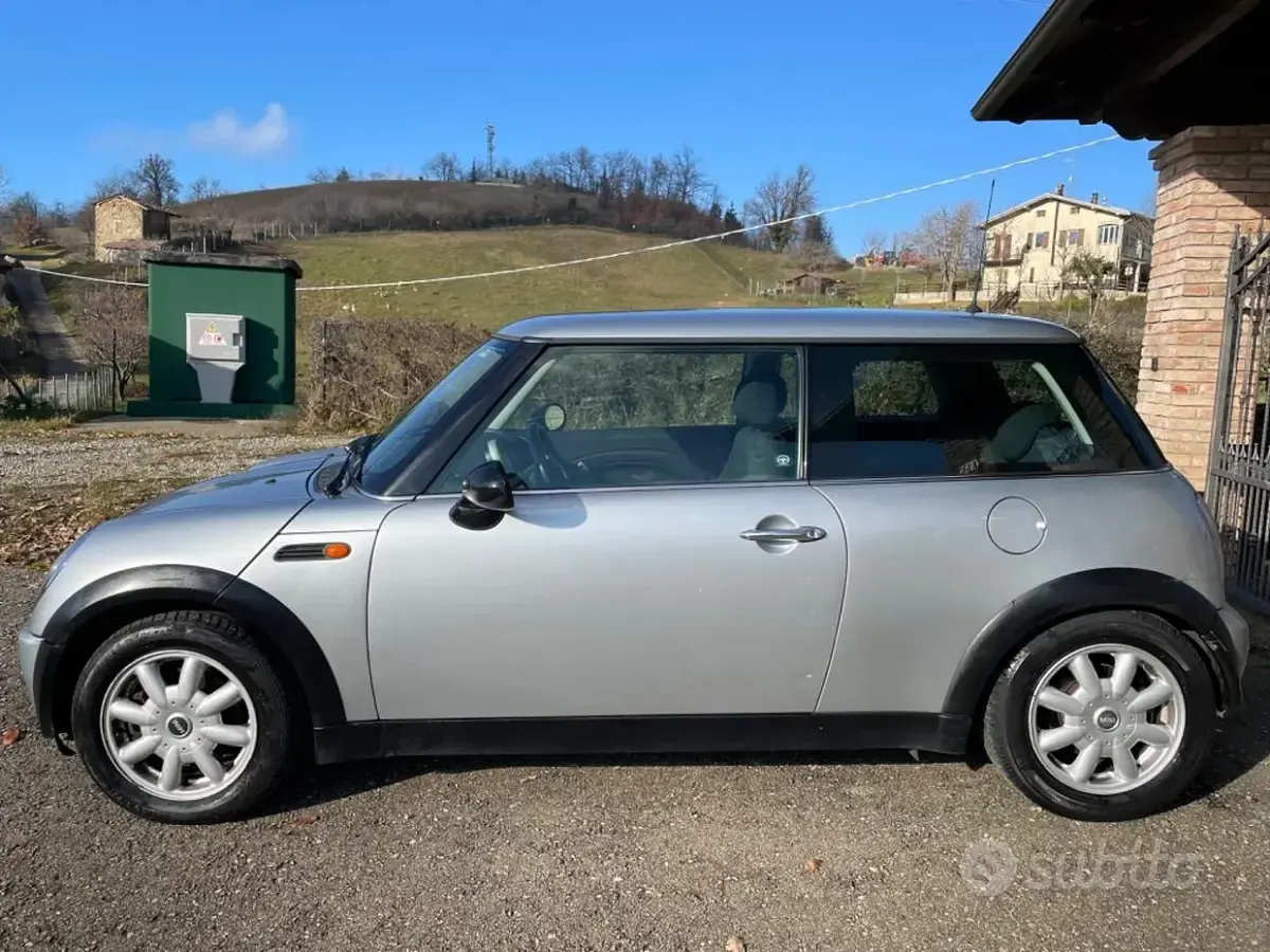 Usata Mini ONE 90 CV (66 kW) 2004 Grigio Utilitaria