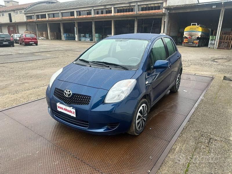 Usata Toyota Yaris Sol 69 CV (50 kW) 2006 Blu scuro Berlina
