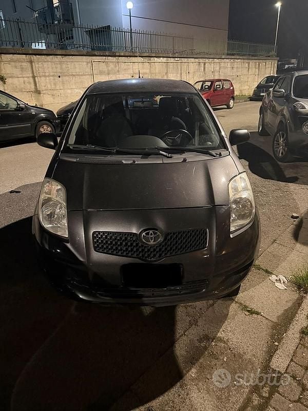 Usata Toyota Yaris 69 CV (50 kW) 2008 Grigio Utilitaria