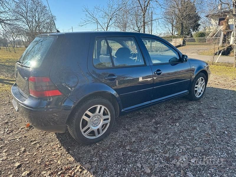 Usata VW Golf IV 110 CV (80 kW) 2001 Blu Utilitaria