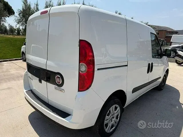 Usata Fiat Doblò S 105 CV (77 kW) 2023 Bianco Monovolume