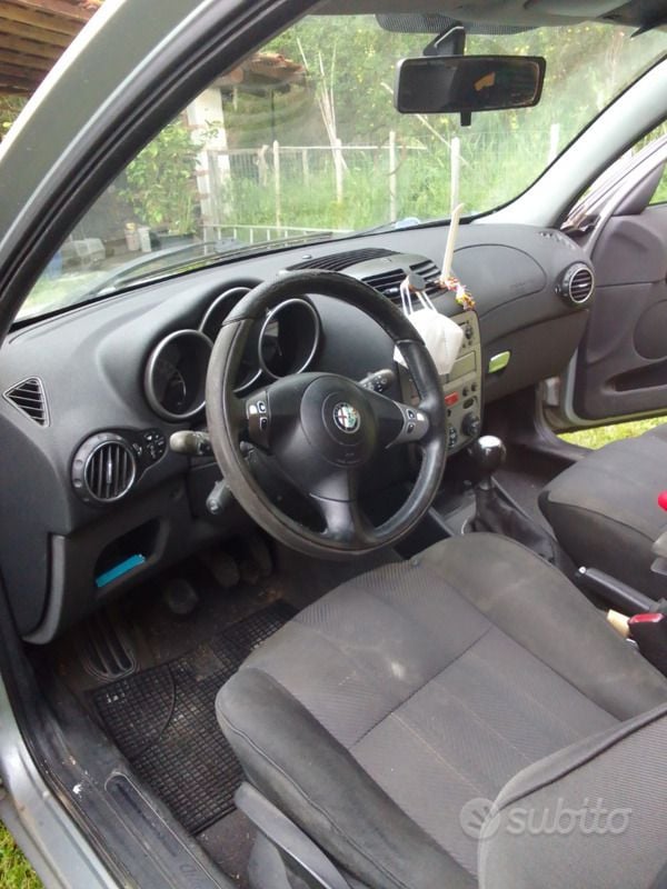 Usata Alfa Romeo 147 116 CV (85 kW) 2004 Grigio Utilitaria