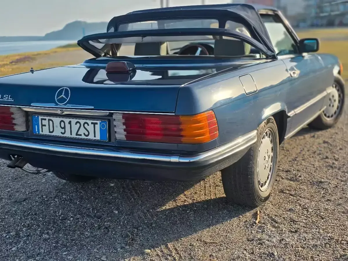 Usata Mercedes SL300 188 CV (138 kW) 1986 Blu Cabrio