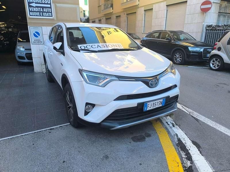 Usata Toyota RAV4 Hybrid Active 155 CV (114 kW) 2017 Bianco SUV