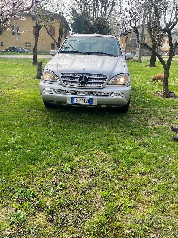 Usata Mercedes ML270 163 CV (119 kW) 2004 Grigio SUV