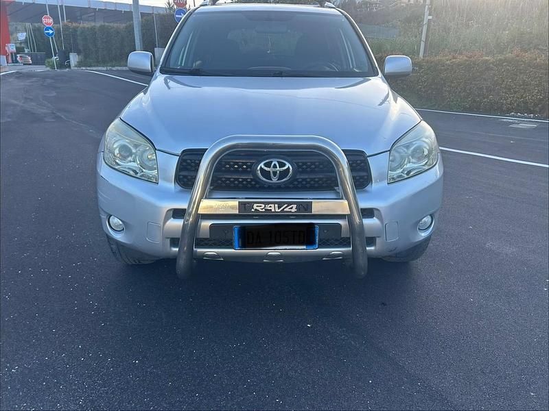 Usata Toyota RAV4 Luxury 136 CV (100 kW) 2007 Argento SUV