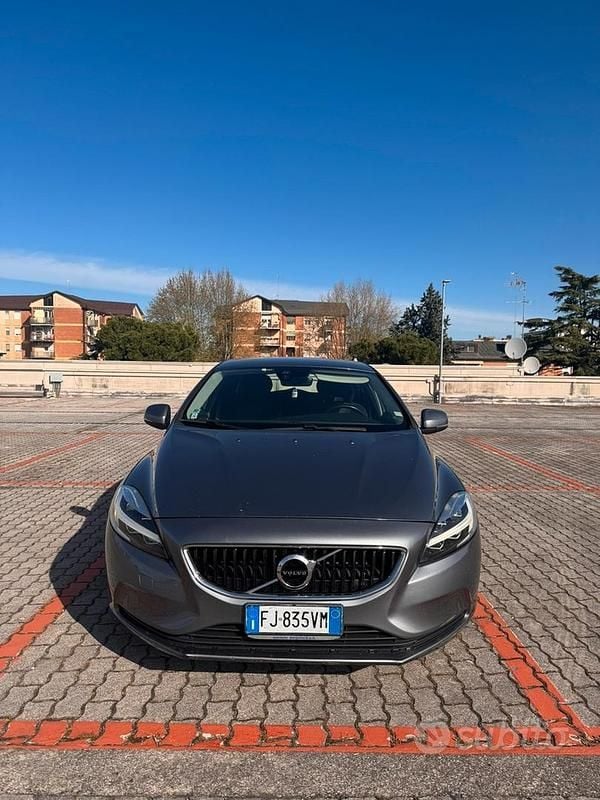 Usata Volvo V40 120 CV (88 kW) 2017 Grigio Berlina