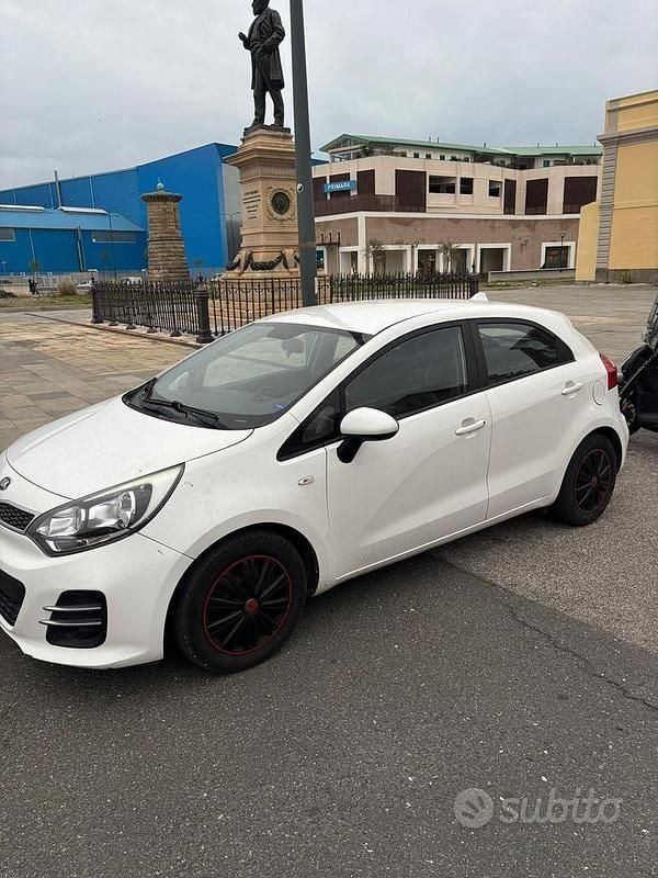 Usata Kia Rio Active 84 CV (61 kW) 2016 Bianco Utilitaria