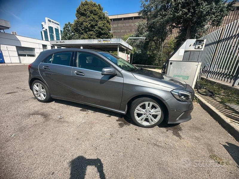 Usata Mercedes A180 122 CV (89 kW) 2016 Grigio Utilitaria