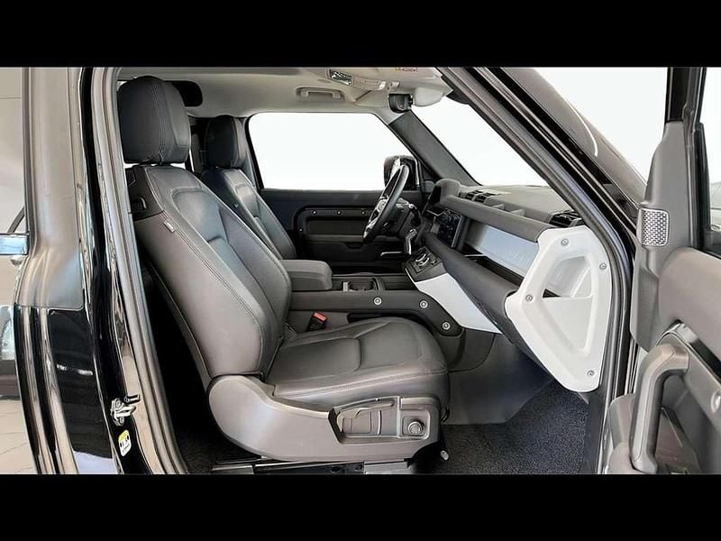 Usata Land Rover Defender S 200 CV (147 kW) 2023 Santorini black SUV