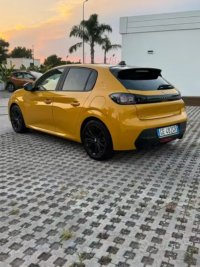 Usata Peugeot 208 75 CV (55 kW) 2021 Giallo Utilitaria
