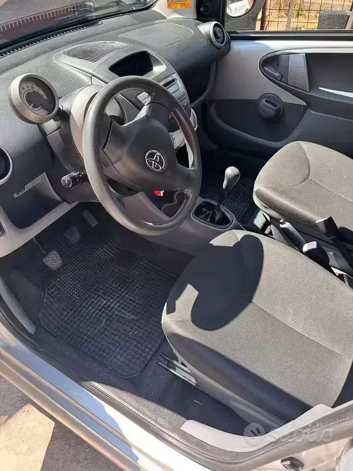 Usata Toyota Aygo 68 CV (50 kW) 2007 Grigio Utilitaria