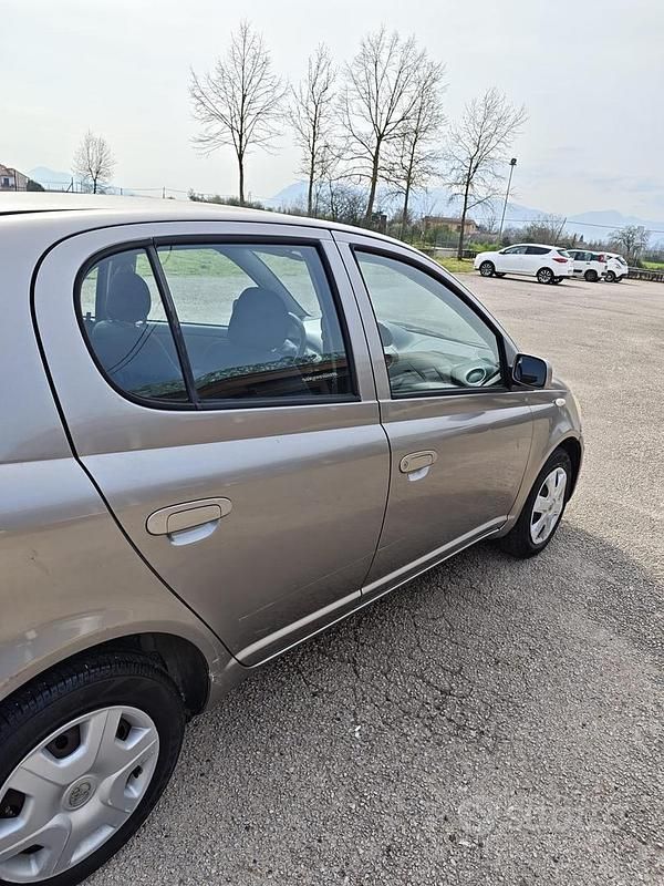 Usata Toyota Yaris Sol 65 CV (47 kW) 2003 Grigio Berlina