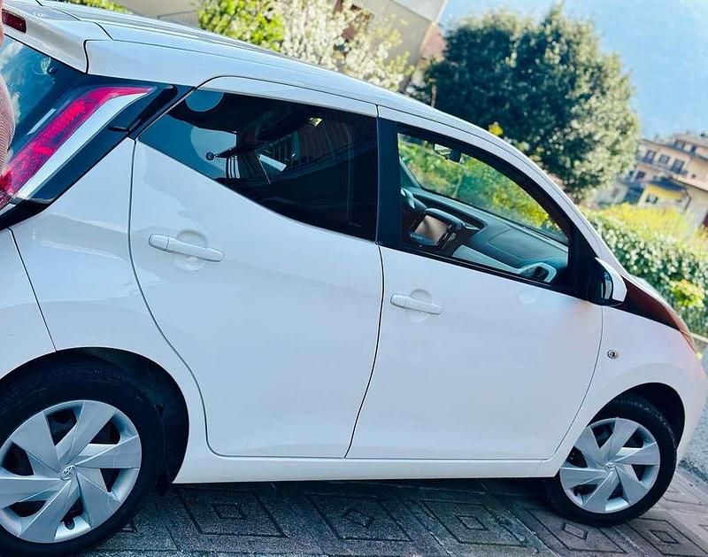 Usata 2015 Toyota Aygo X-cite Due volumi | 6500 € (Ottimo prezzo) - Immagine 1/1