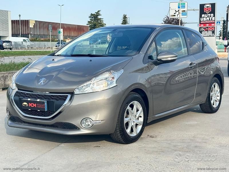 Grigio Usata 2012 Peugeot 208 Allure Due volumi | 6500 € (Buon prezzo) - Immagine 1/4