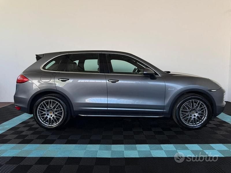 Usata Porsche Cayenne 245 CV (180 kW) 2011 Grigio SUV