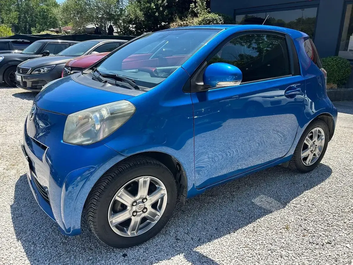 Usata Toyota iQ 68 CV (50 kW) 2011 Blu Utilitaria