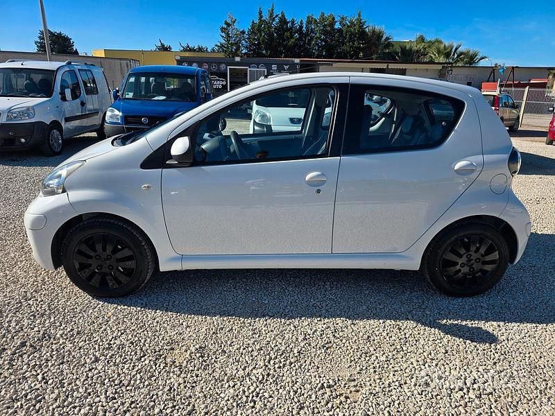 Usata Toyota Aygo 67 CV (49 kW) 2010 Bianco Utilitaria