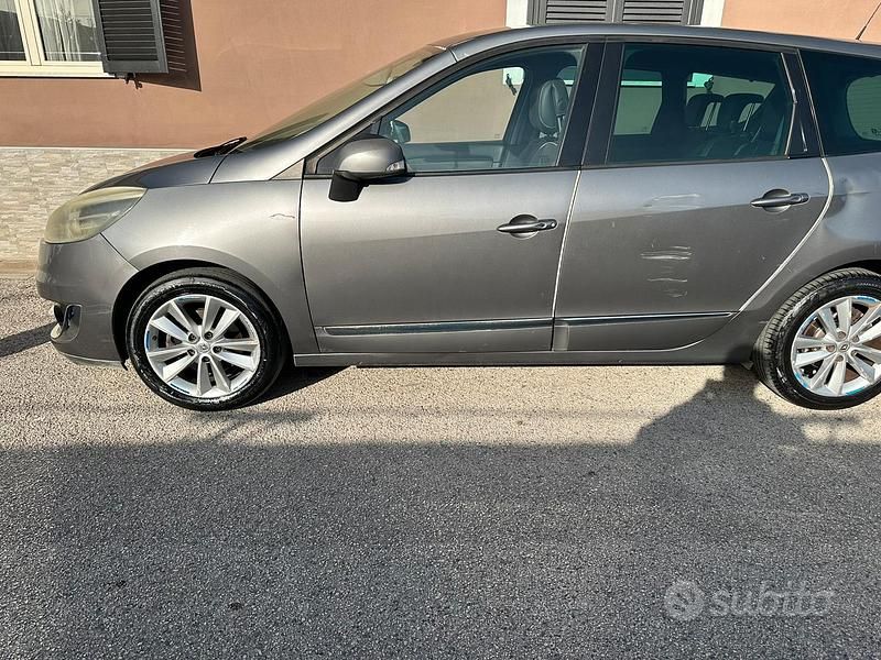 Usata Renault Grand Scénic 105 CV (77 kW) 2012 Grigio Monovolume