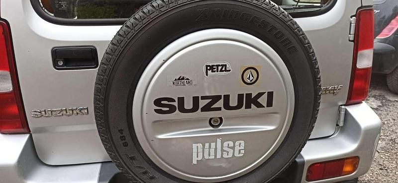 Usata Suzuki Jimny 86 CV (63 kW) 2006 Argento SUV