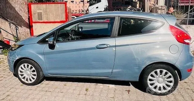 Usata Ford Fiesta Titanium 82 CV (60 kW) 2009 Bluazzurro Berlina