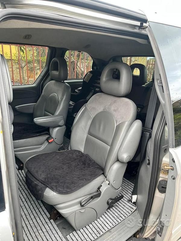 Usata Chrysler Voyager 143 CV (105 kW) 2004 Grigio Monovolume